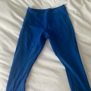 Lululemon Electric blue crop leggings.